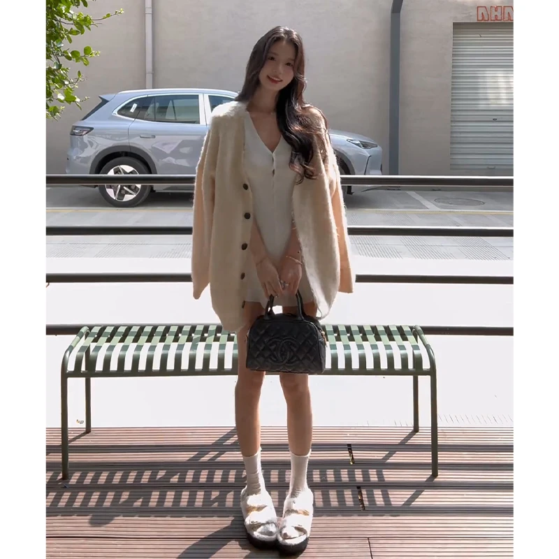 2025秋季新款韩系穿搭宽松长袖毛衣开衫设计感收腰显瘦V领连衣裙