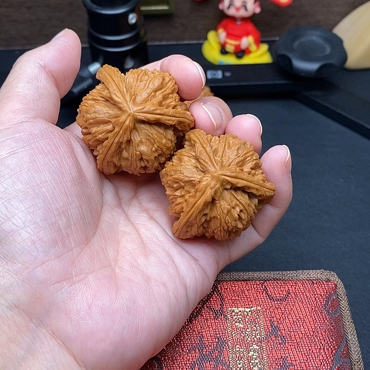 旺***奶文玩核桃把件白奔