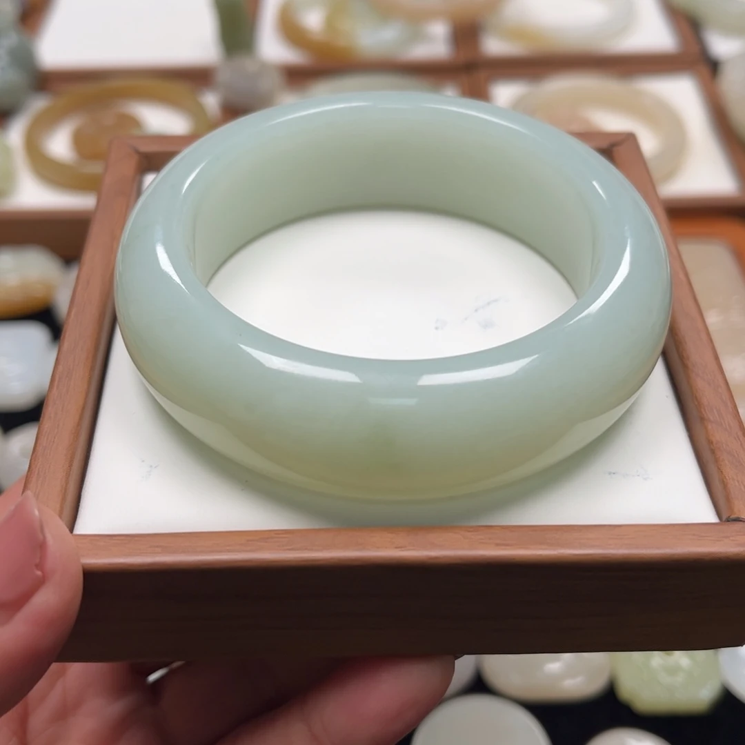 和田玉未镶嵌手镯