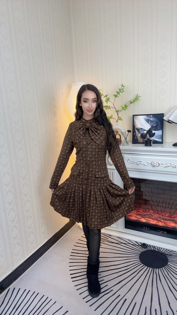 2024方领春季法式气质连衣裙复古碎花收民族风新款显瘦长袖