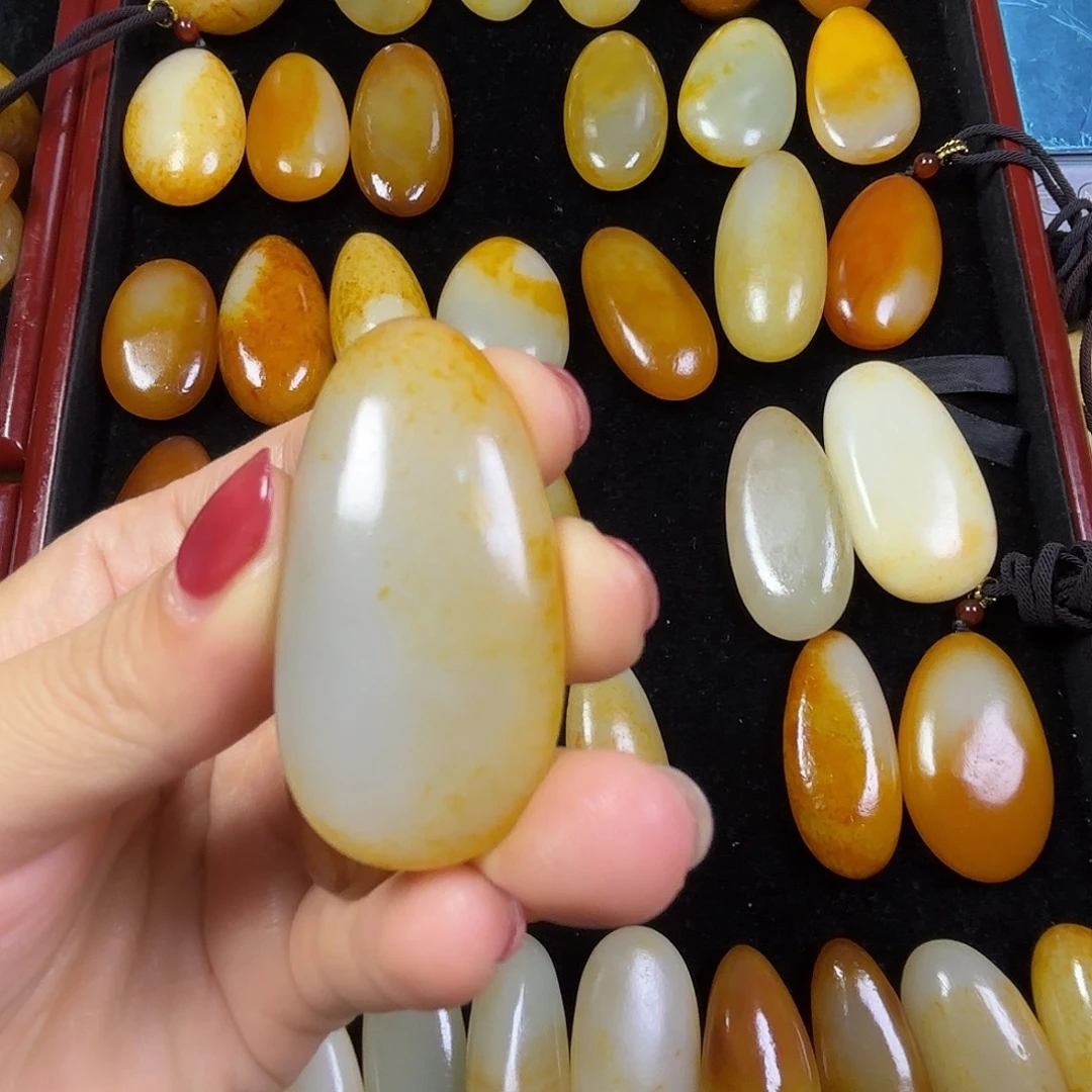 默***语和田玉未镶嵌颈饰