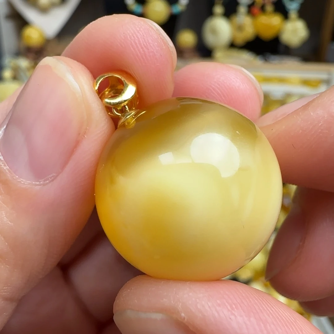 18K金镶嵌吊坠(不含链)琥珀天然俄料蜜蜡圆珠锁骨