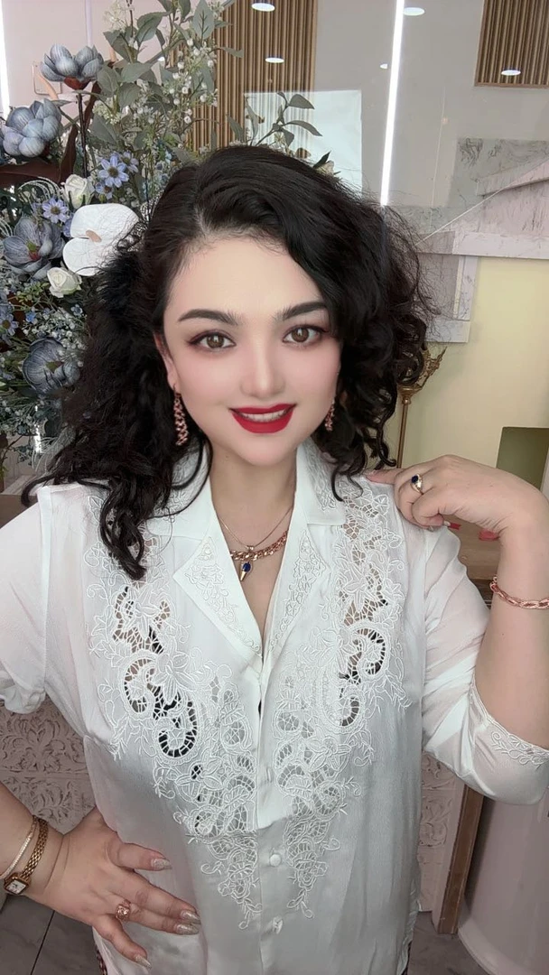 《白色كاستىيۇم پۇسۇني  ئاق رەڭ》西装领蚕桑丝衬，刺绣中袖衬衣