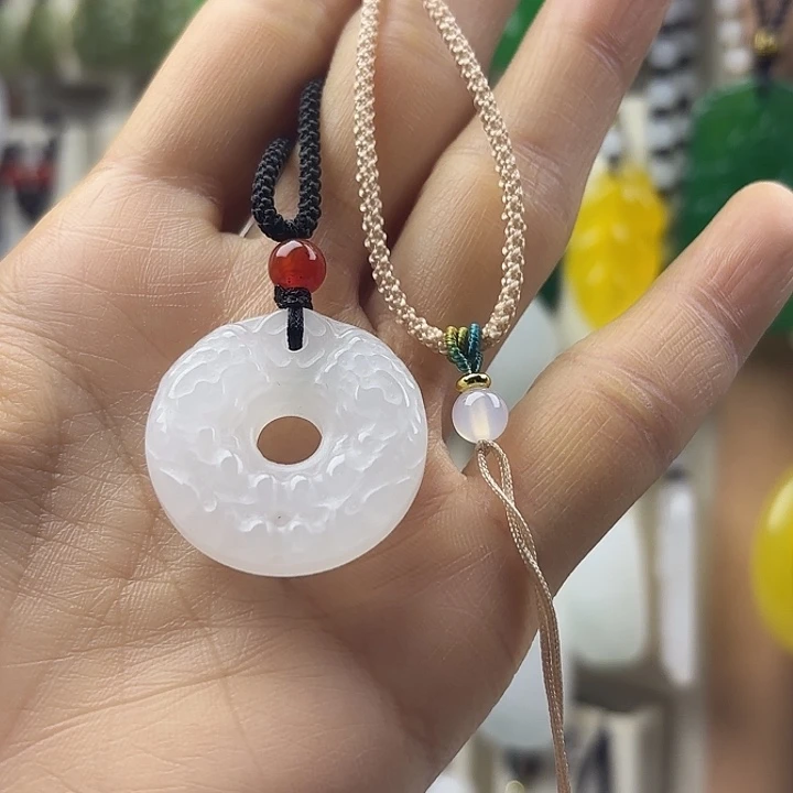 l***龙石英质玉未镶嵌颈饰