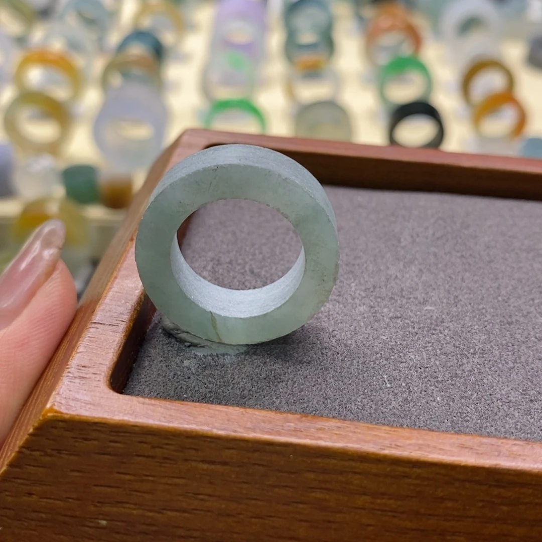 定制翡翠未镶嵌有纹裂