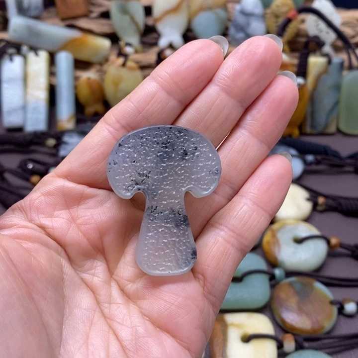 蛇纹石玉未镶嵌颈饰