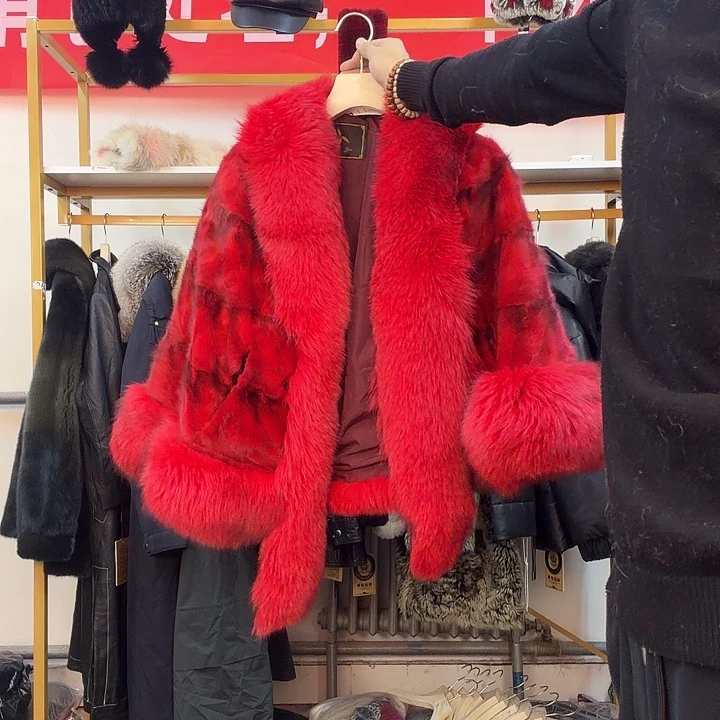 水貂红色女款外套搭配