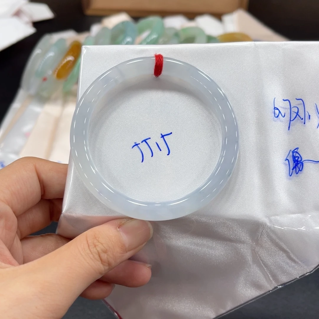 翡翠手镯未镶嵌翡翠