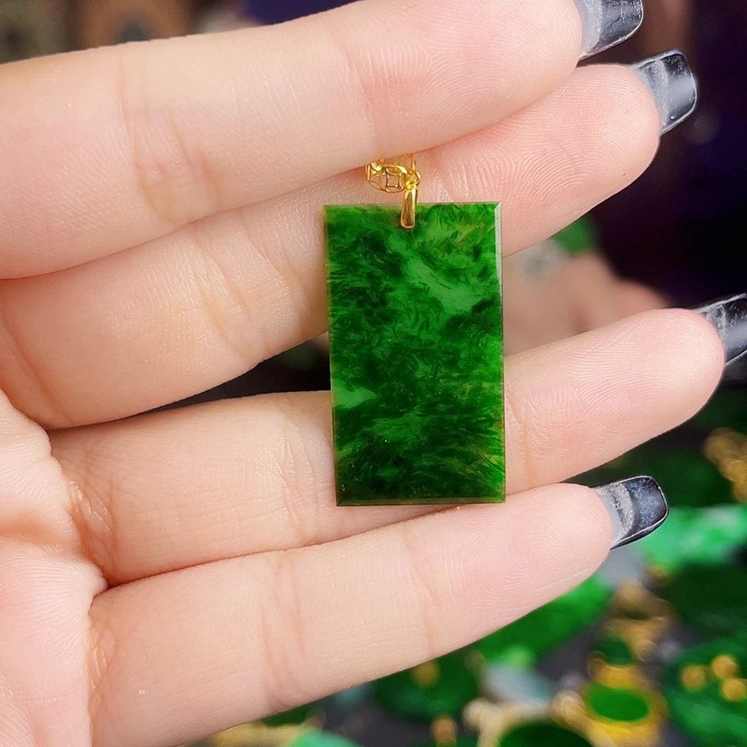 颈饰18K金镶嵌翡翠多样性