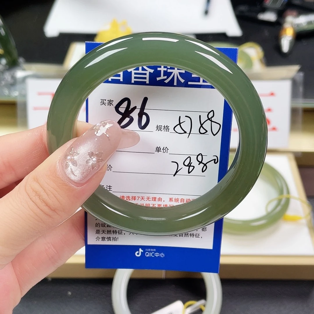 和田玉手镯未镶嵌