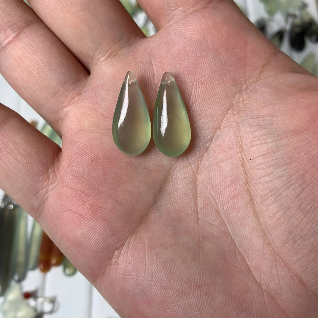 蛇纹石玉耳环未镶嵌缃*