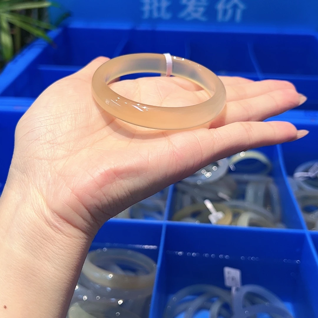 惜****玛瑙/玉髓未镶嵌手镯