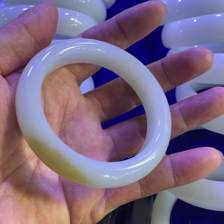 和田玉手镯未镶嵌Z****?