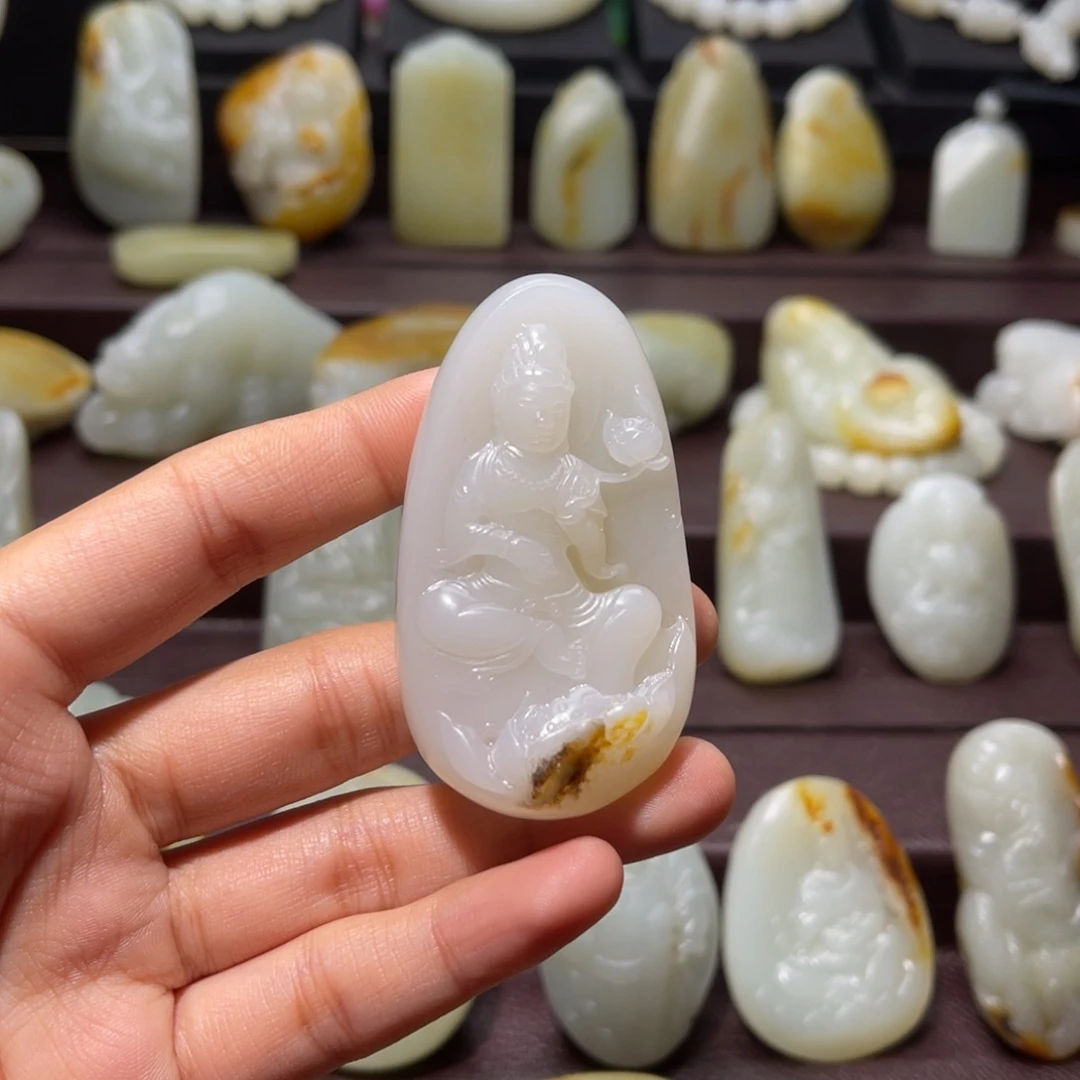 青***忆和田玉未镶嵌颈饰