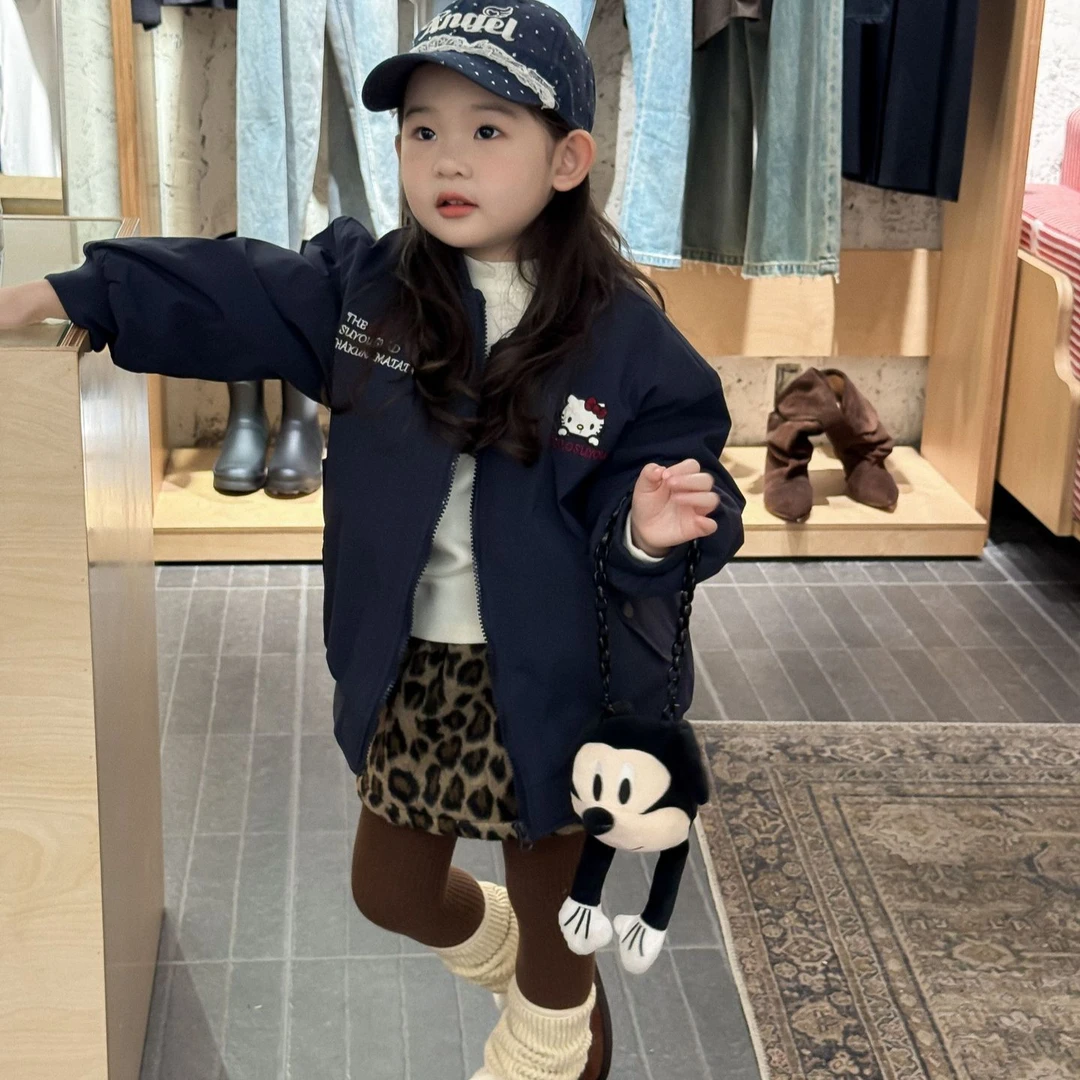 甜小七2025冬季新款韩版女童可爱KT猫夹棉棒球服洋气豹纹短裙套装