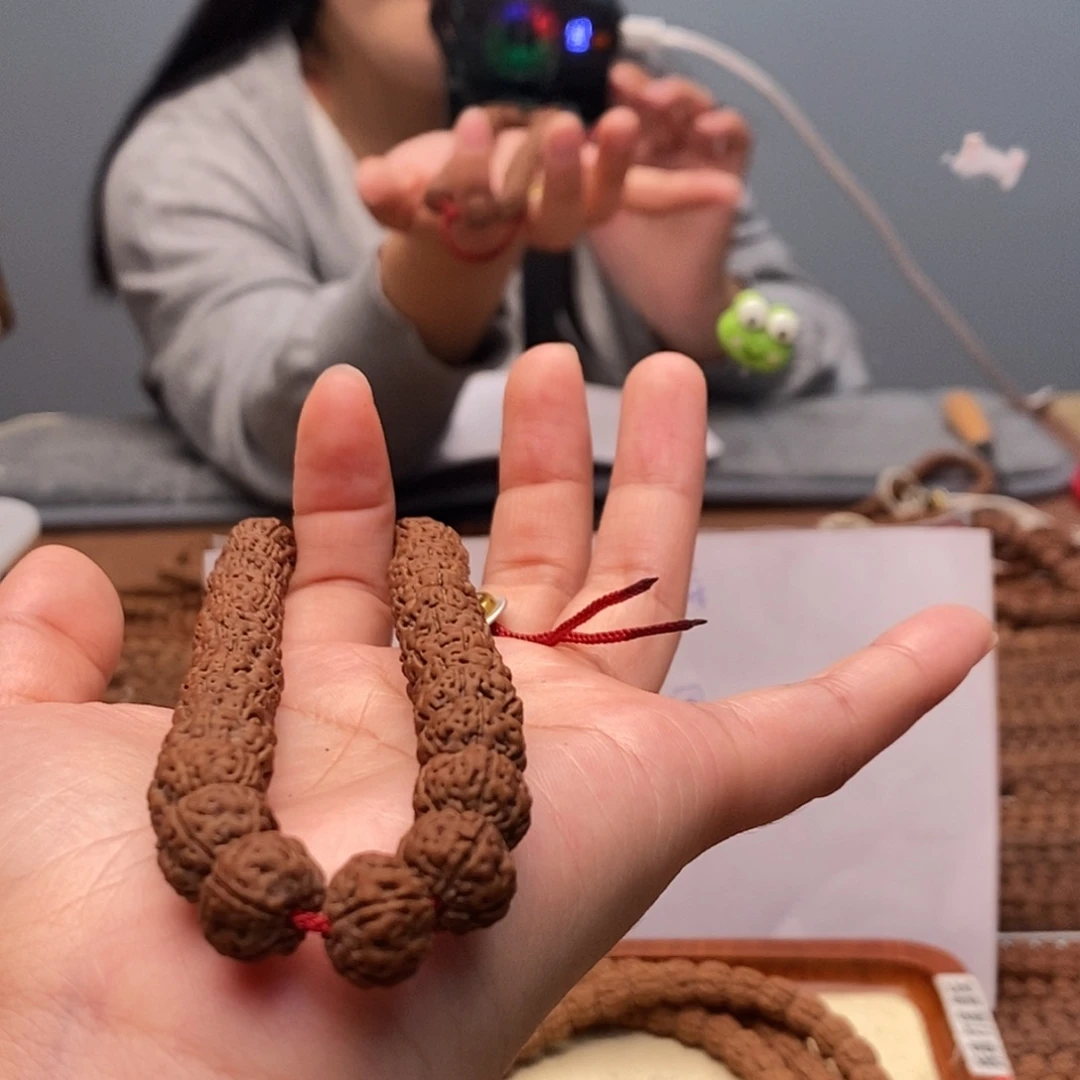 ，***金刚菩提手串老树王定制级别卡11手持