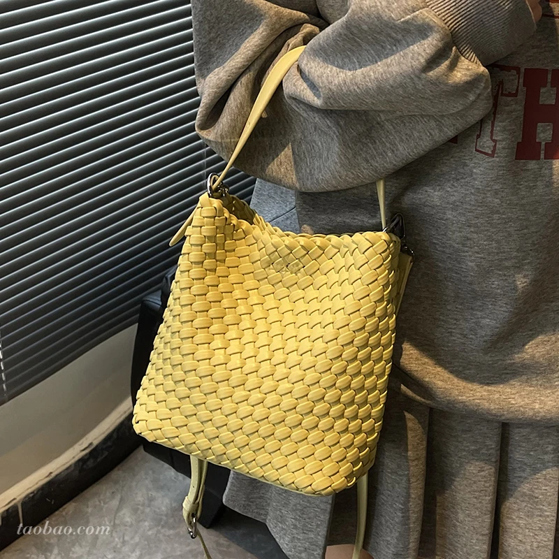 超火小众编织包包女2025新款夏季百搭斜挎包时尚超火手提包水桶包