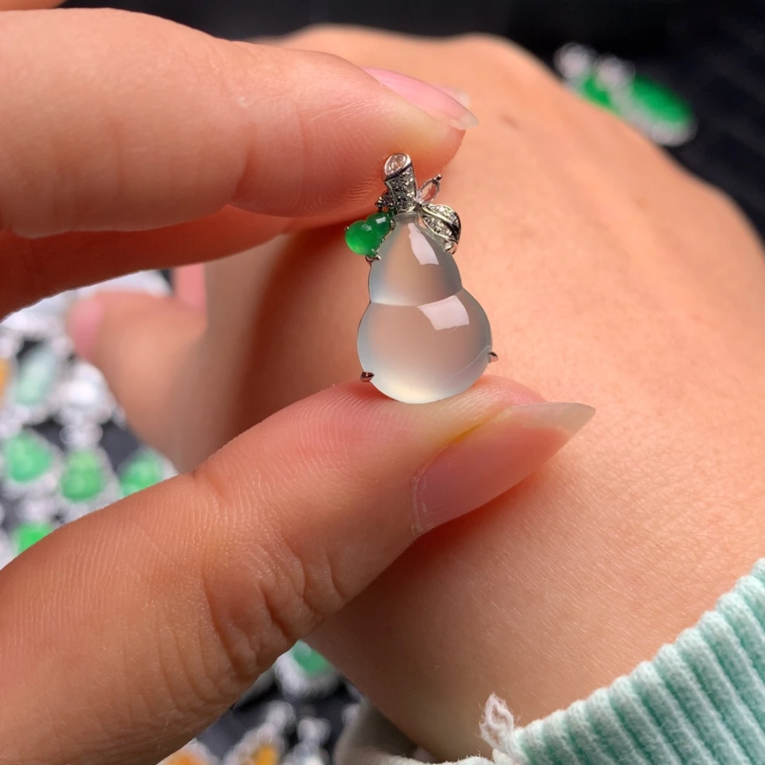 颈饰18K金镶嵌翡翠简镶葫芦