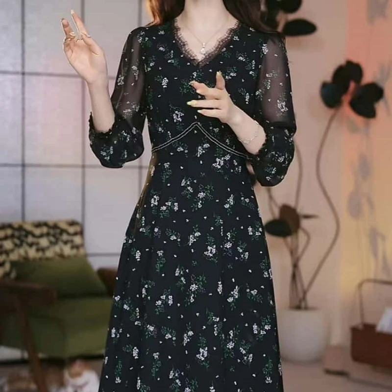 A575【连衣裙】2025早秋新款优雅复古时尚蕾丝设计修身显瘦连衣裙