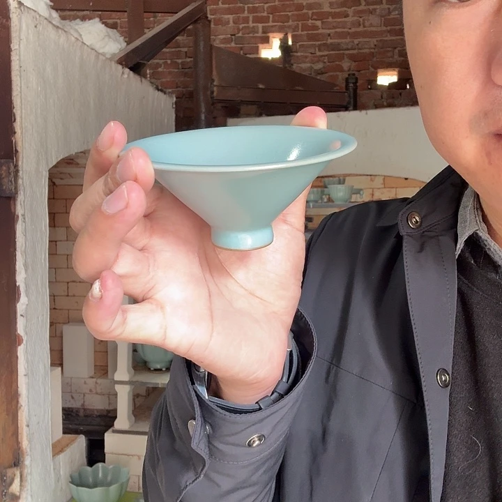 仿古釉的小斗笠杯