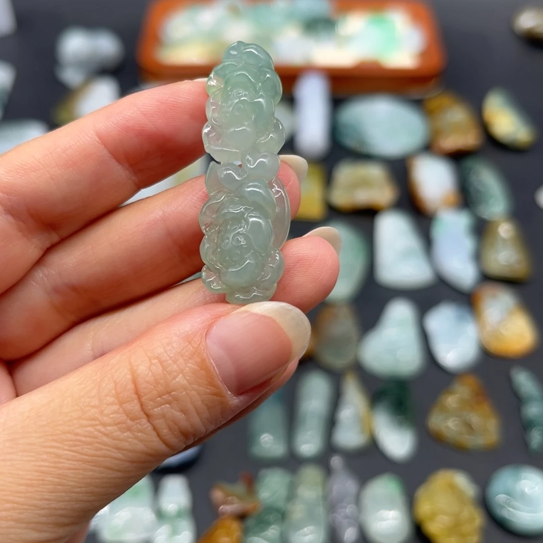 颈饰未镶嵌翡翠并蒂莲