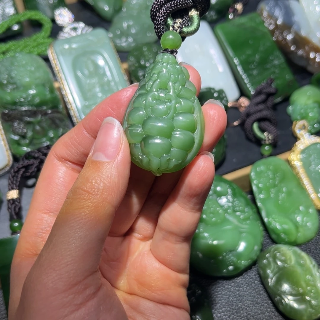 琴***琴和田玉未镶嵌颈饰