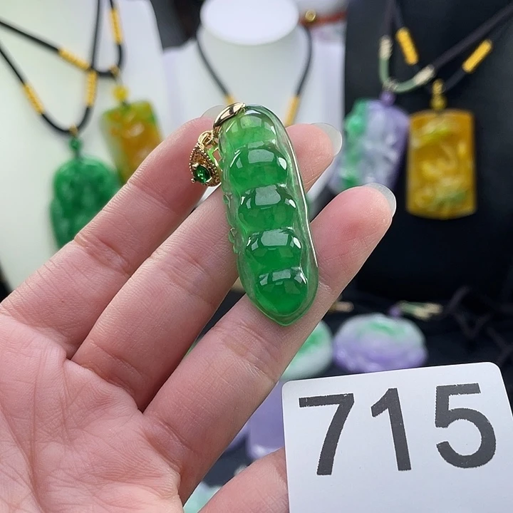 翡翠未镶嵌吊坠(赠链)