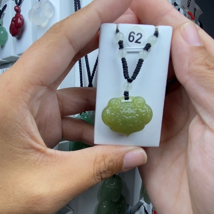 C***i和田玉未镶嵌颈饰