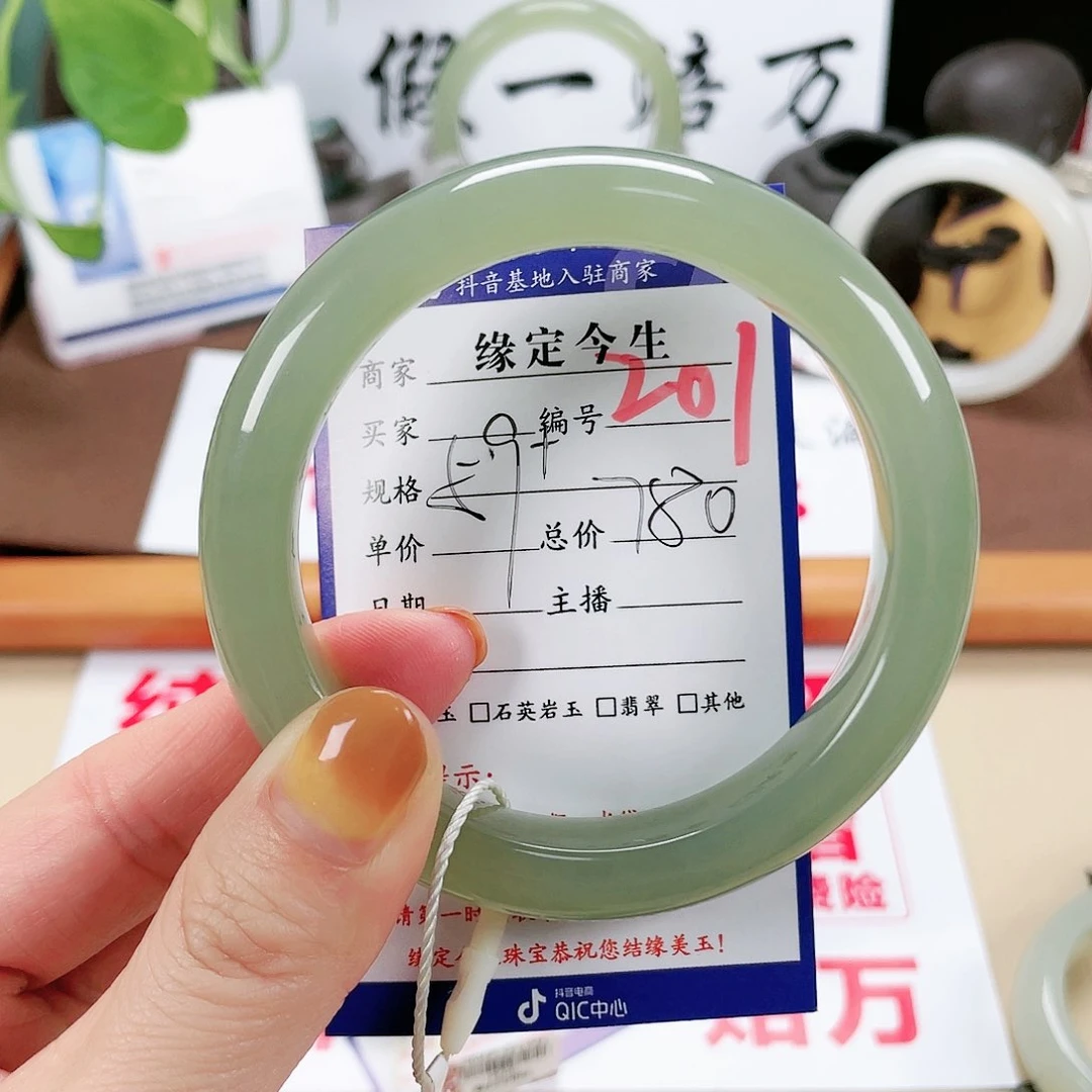 和田玉手镯未镶嵌