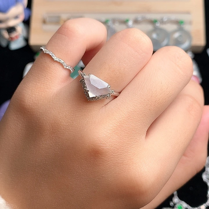 18K金镶嵌挂件翡翠