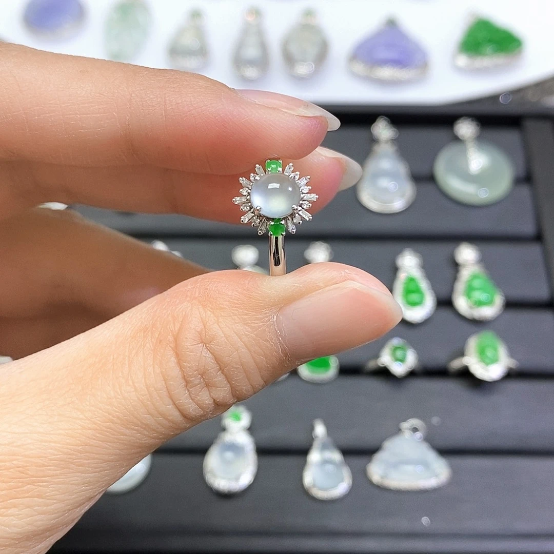 翡翠18K金镶嵌戒指