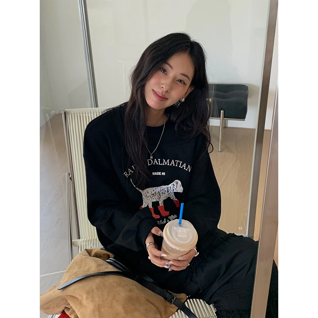 黄峥慵懒减龄狗狗印花卫衣女秋季新款韩版休闲宽松套头上衣530917