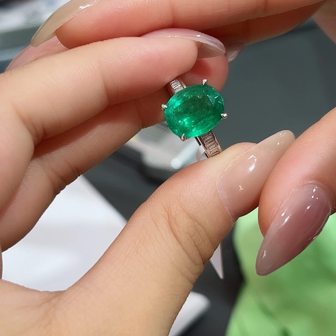 祖母绿戒指18K金镶嵌