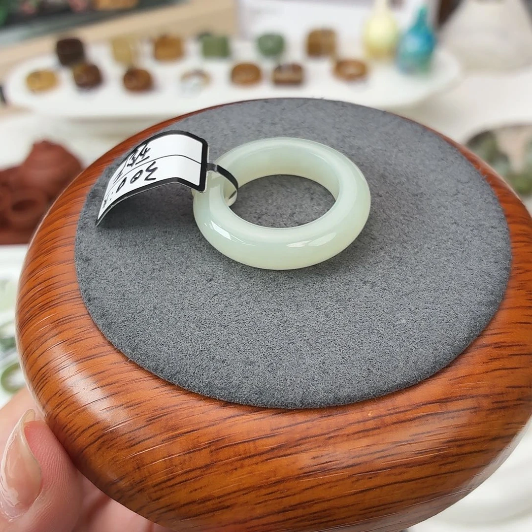 未镶嵌戒圈和田玉F52奶白轮胎20.2不退换