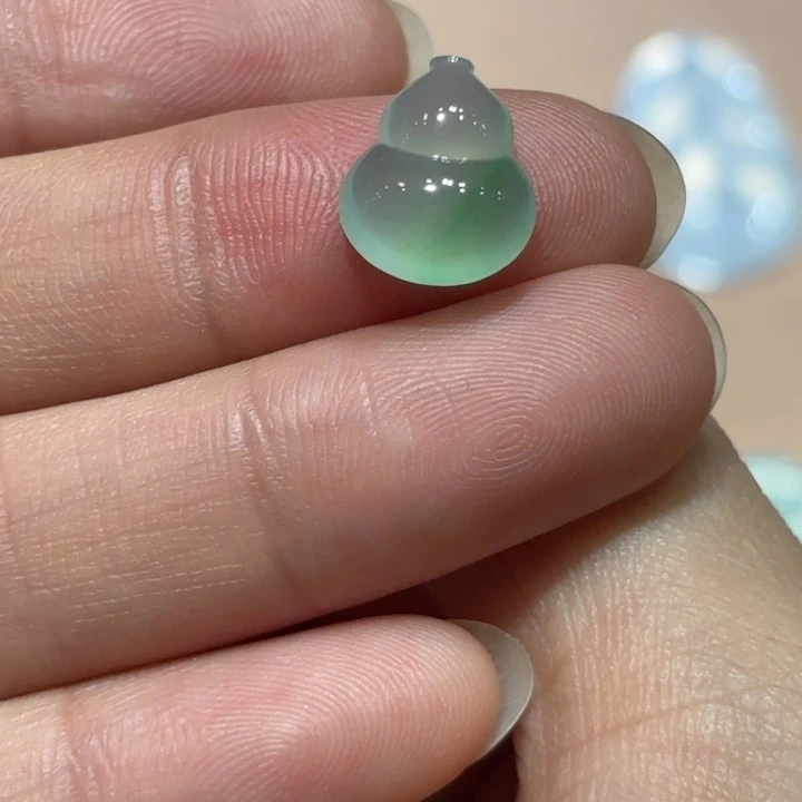 翡翠未镶嵌颈饰葫芦