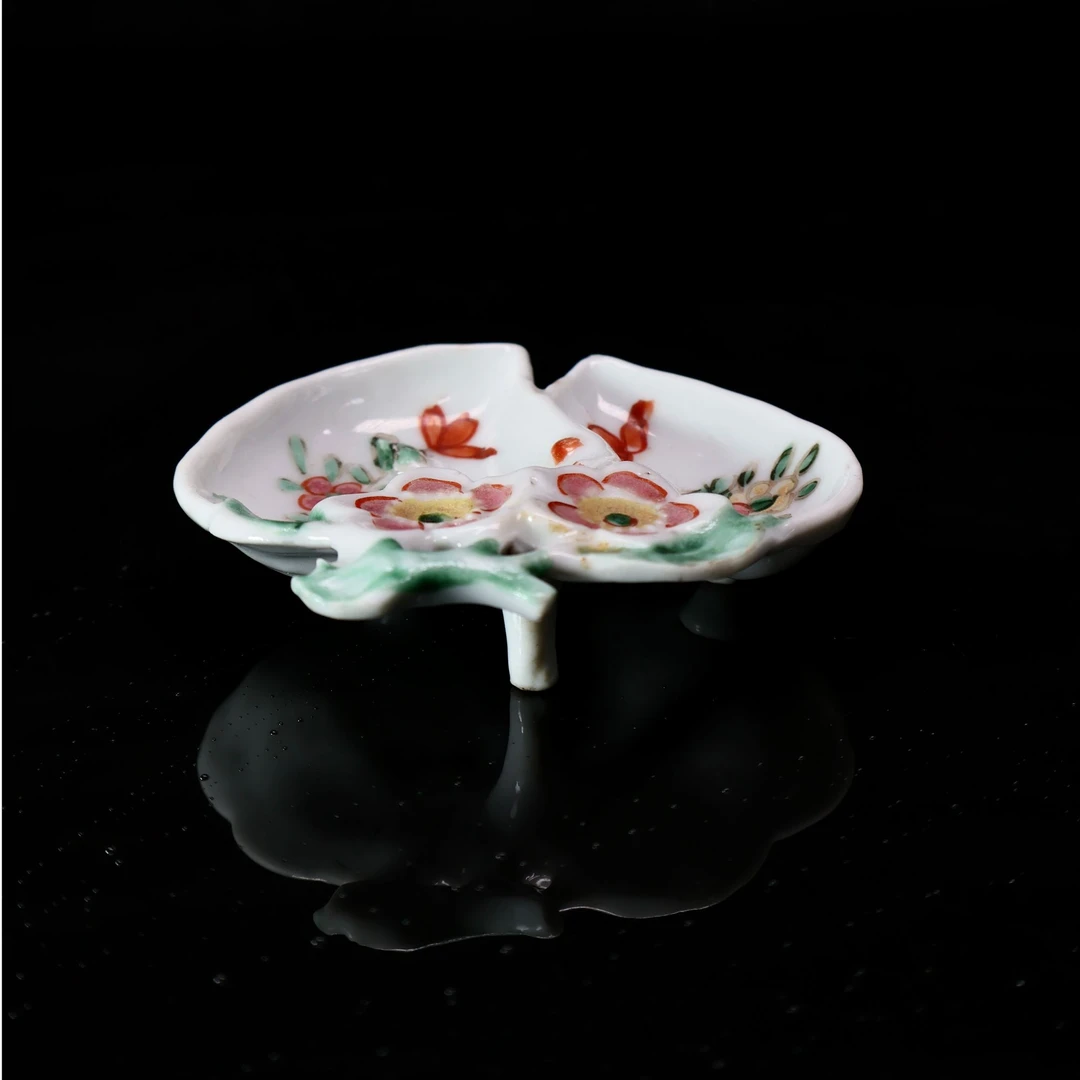 3.清粉彩寿桃型花卉笔舔