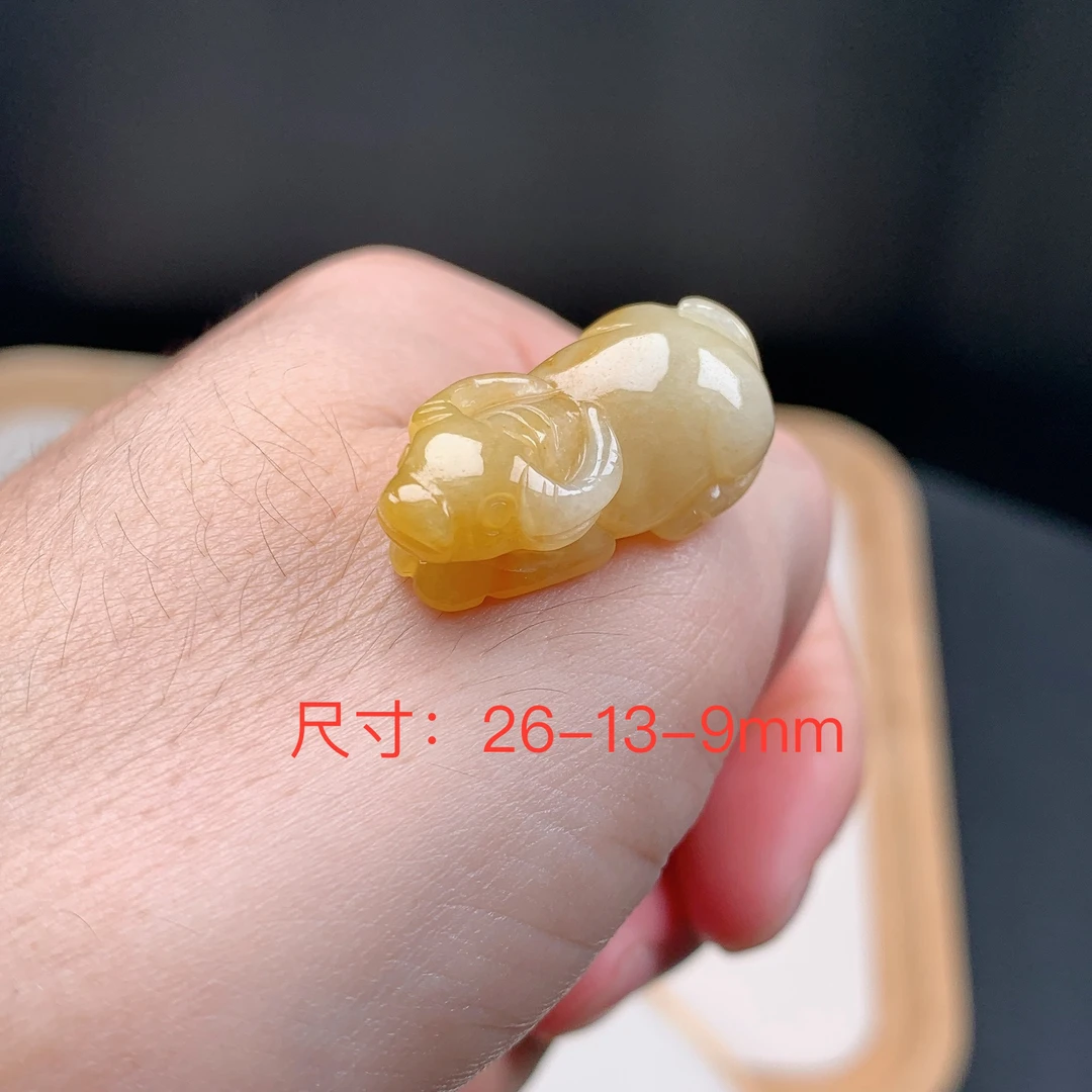 冰种冰黄翡生肖牛吊坠、缅甸天然A货翡翠