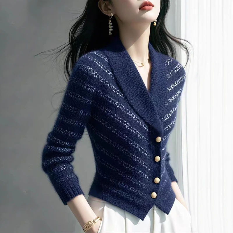 轻奢通勤V领条纹收腰毛衣女秋冬2024新款慵懒高级感针织开衫外套