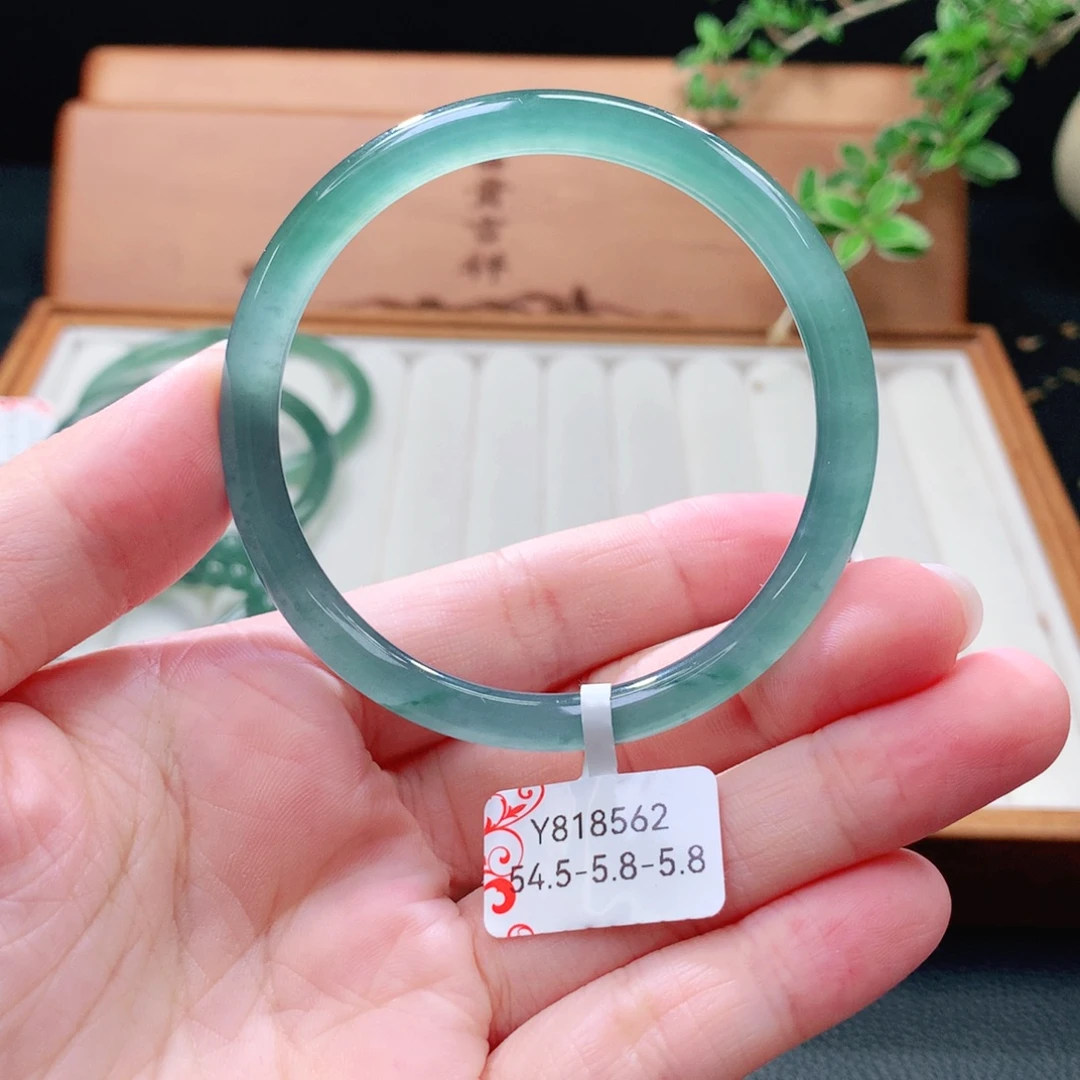 未镶嵌手镯（圆镯）翡翠