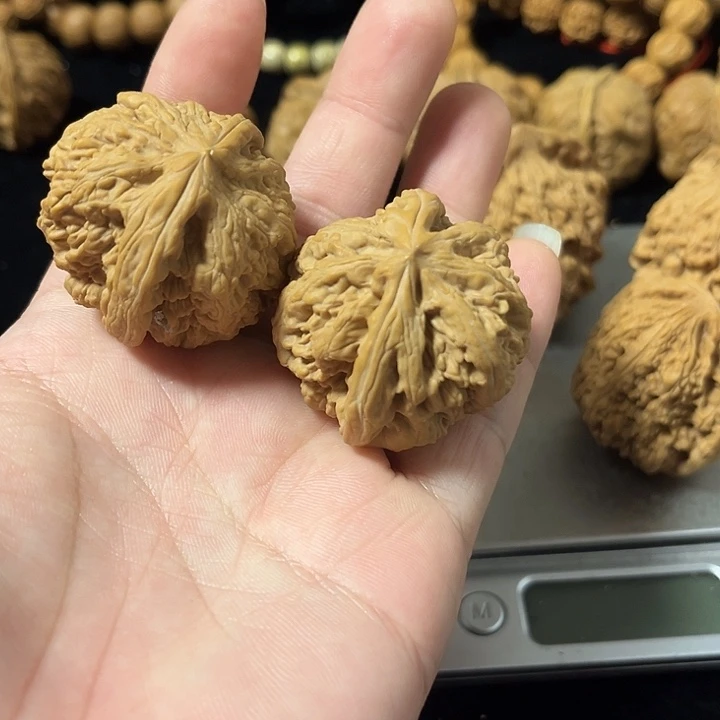 文玩核桃把件39左右粗筋，微微瑕，编号0018