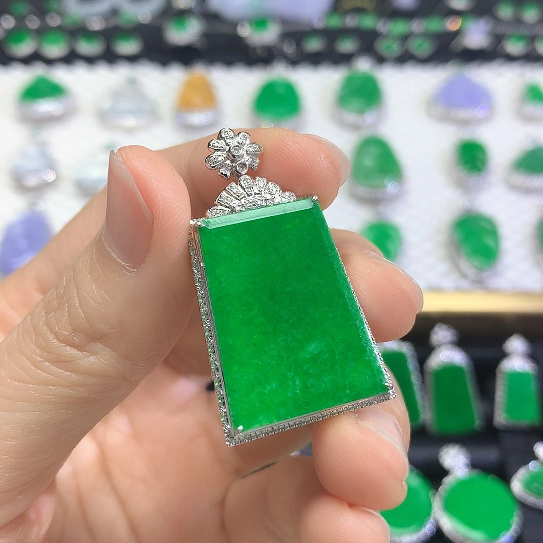 颈饰18K金镶嵌翡翠吊坠