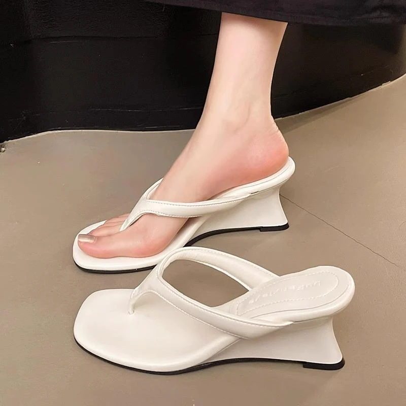 方头坡跟夹脚人字拖鞋女2025新款夏季高跟简约外穿时尚凉拖鞋