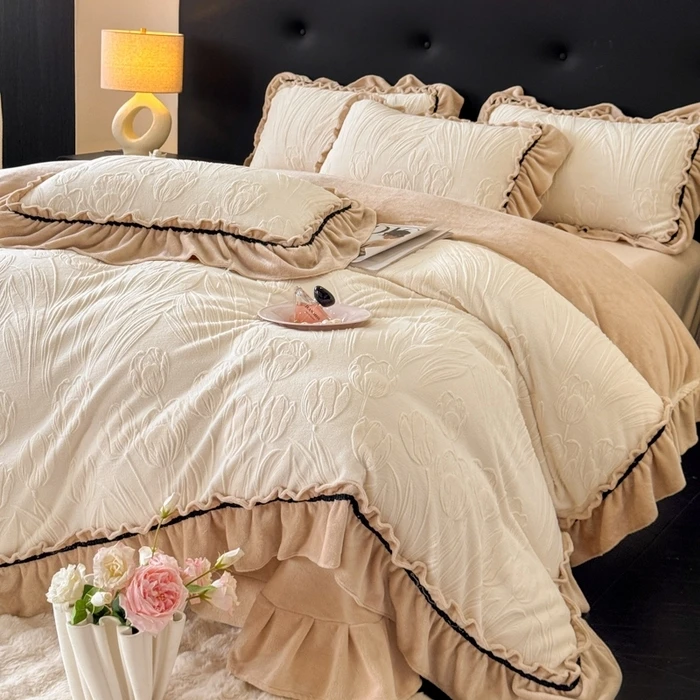 新款高密消光织带花边款雕花牛奶绒四件套双面加绒加厚床裙不掉毛