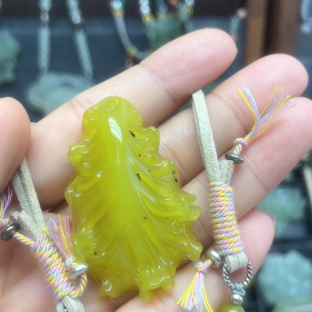蛇纹石玉未镶嵌颈饰