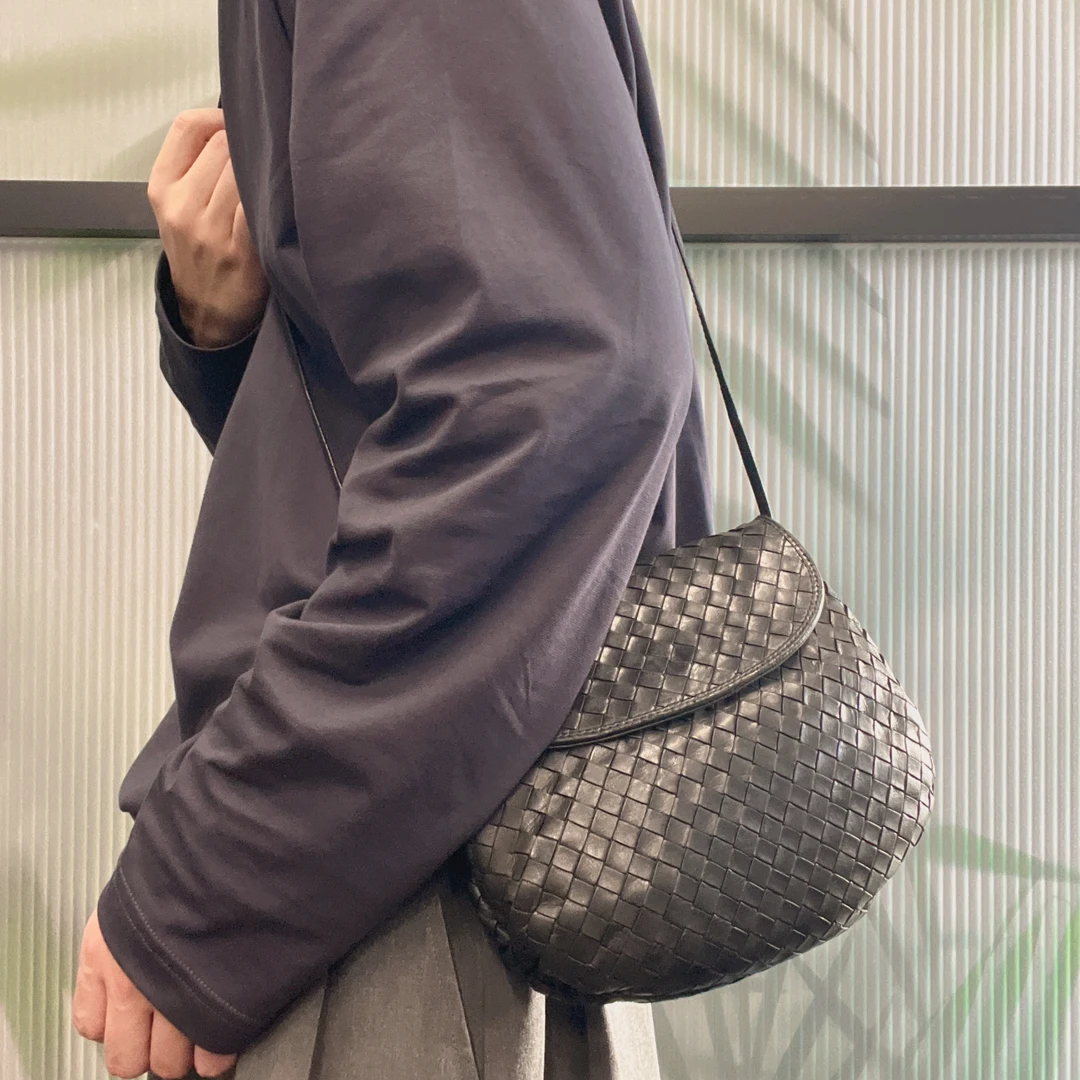 95新 BOTTEGA VENETA/葆蝶家 【涛】31BJ05 纯黑编织单肩斜挎元宝包
