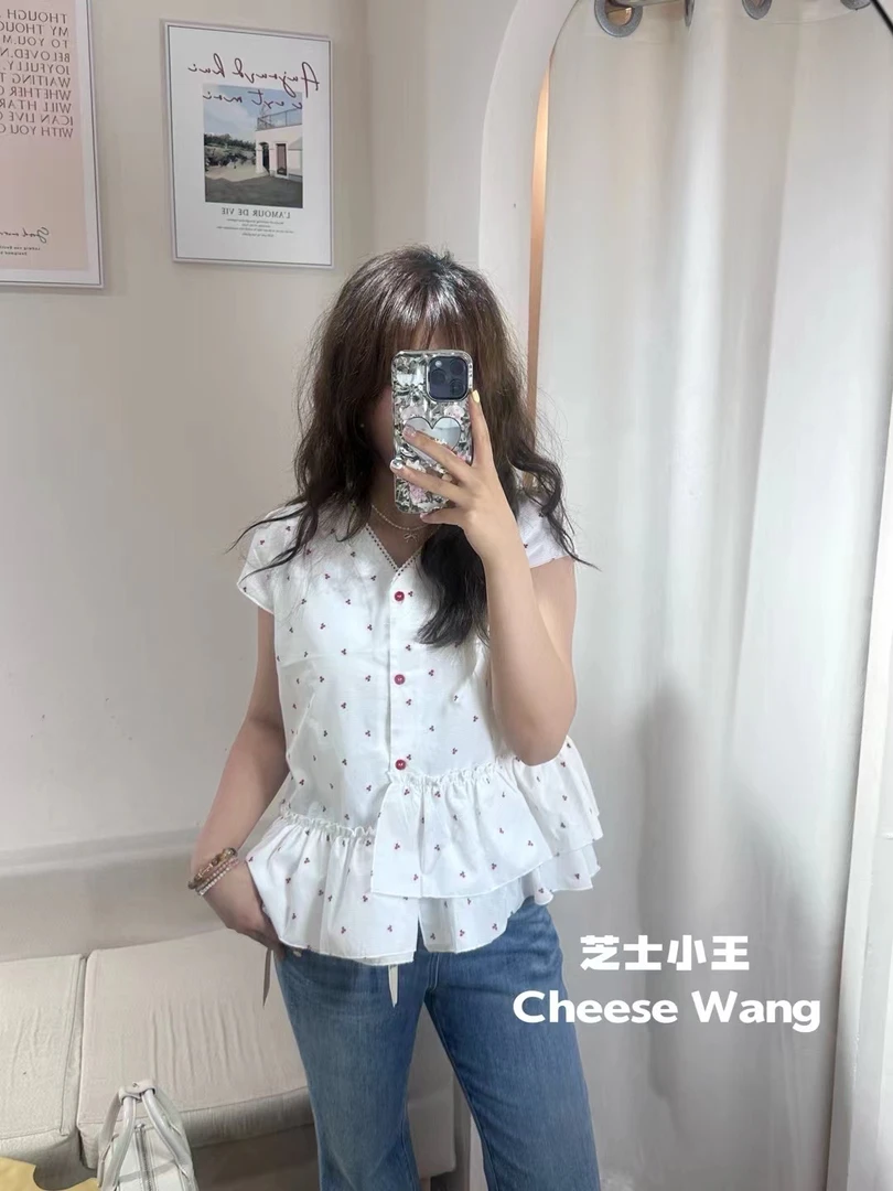 樱桃刺绣不对称V领小衫
