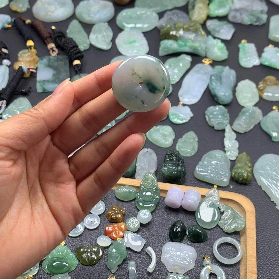 翡翠颈饰未镶嵌平安扣