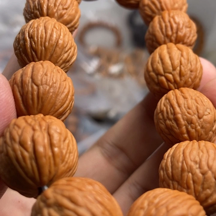 猴头核桃吊坠在下楼拿的