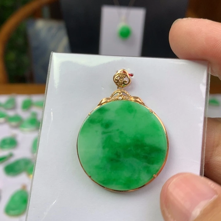 翡翠18K金镶嵌颈饰