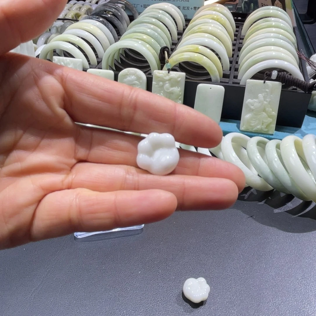 蓝田玉（蛇纹石化大理石玉）颈饰未镶嵌毛**羽